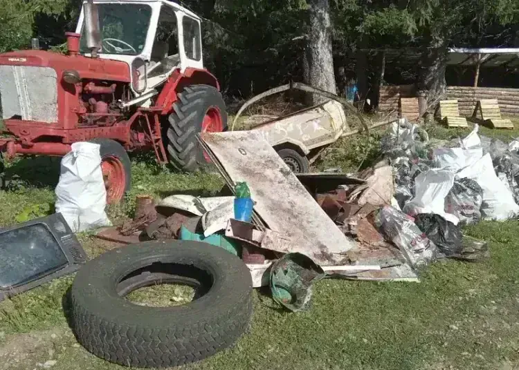 Доброволци почистиха района на връх Ком /снимки/