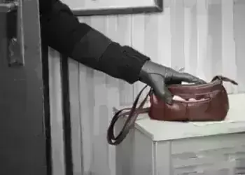 Задигнаха дамска чанта в центъра на Монтана, полицията хвана апашите за часове