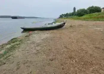 Дунав при Лом се стопи до 84 сантиметра, показаха се острови насред реката /снимки/