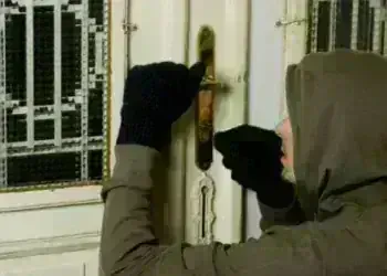 Нагъл крадец разбил врата и отмъкнал каквото сварил, от синджири до колело във Вършец