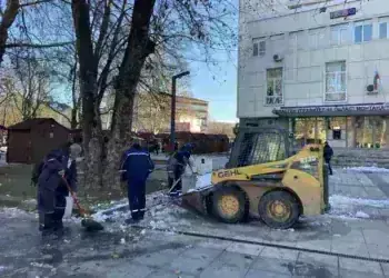 Площад „Жеравица“ в Монтана е почистен от натрупания сняг за новогодишното посрещане /снимки/