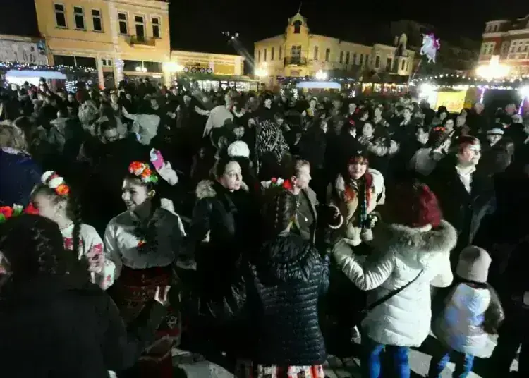 Лом запали светлините на коледната елха с празничен концерт