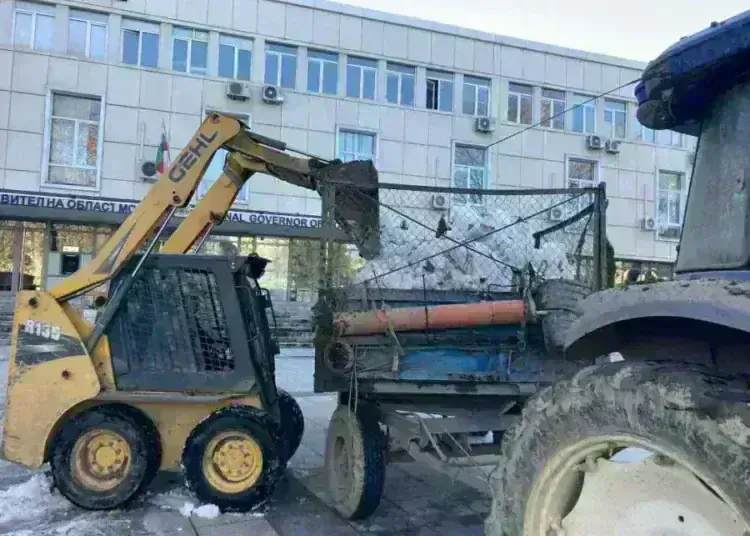 Площад „Жеравица“ в Монтана е почистен от натрупания сняг за новогодишното посрещане /снимки/
