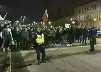 Мирен протест срещу правителството премина през центъра на Монтана и блокира за кратко Черния мост