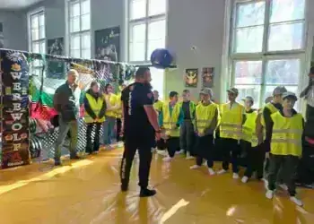 Петокласници в Берковица се срещнаха с треньора по ММА в рамките на националната програма „Детско полицейско управление“ /снимки/