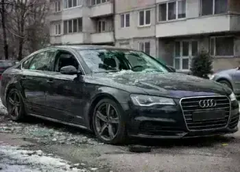 Потрошиха луксозно „Ауди“ пред блок в Монтана