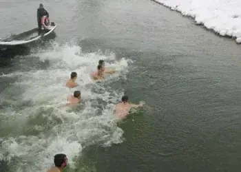 Отбелязват Богоявление с водосвет и хвърляне на кръста в Лом