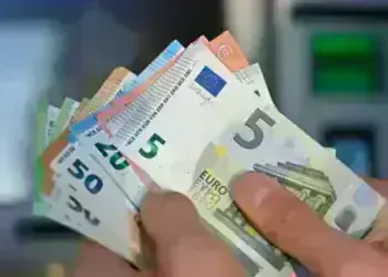 Започва изплащането на първите пенсии в евро, засилена е охраната около пощи и банки