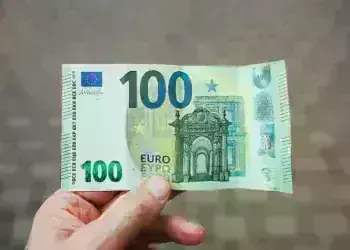 Заловиха мъж от Монтанско с 100 фалшиви евро, поръчани по куриер
