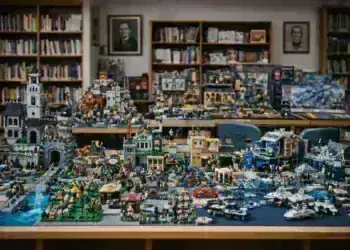 Младият талант Благовест Петров представя „Моят LEGO свят“ в Регионалната библиотека в Монтана