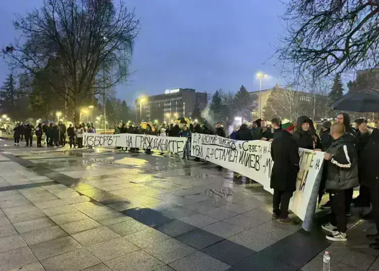 Десетки протестираха в Монтана срещу отстраняването на д-р Каменов от болницата