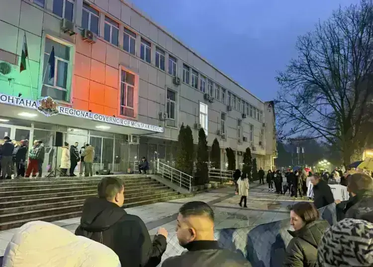 Десетки протестираха в Монтана срещу отстраняването на д-р Каменов от болницата