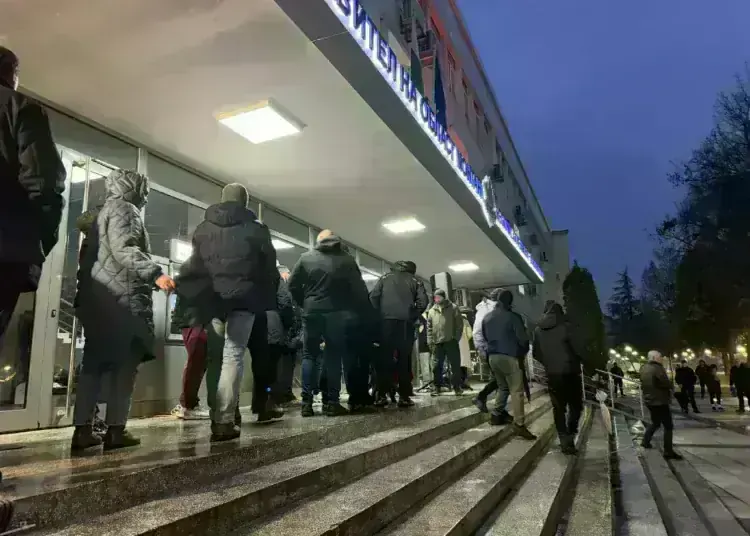 Десетки протестираха в Монтана срещу отстраняването на д-р Каменов от болницата