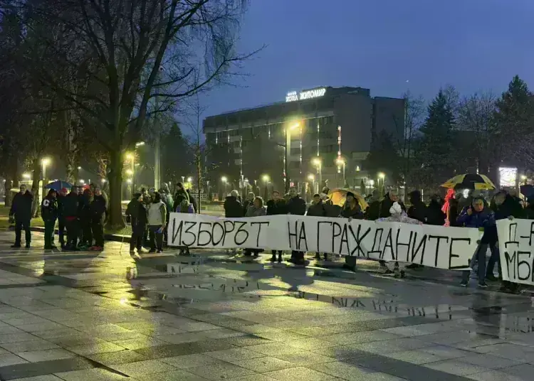 Десетки протестираха в Монтана срещу отстраняването на д-р Каменов от болницата