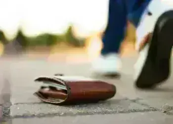 Честна постъпка: Жена върна портмоне с 980 евро в Монтана