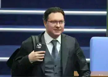 Митов „в командировка“, парламентът чака отговори за „Петрохан“