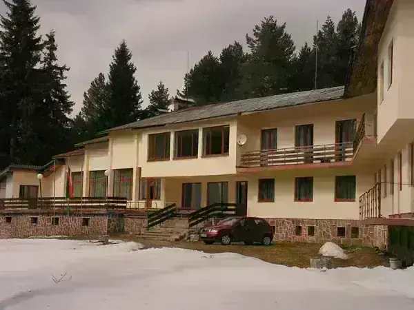 Приватизирана в тишина, използвана в сянка: Историята на хижа “Петрохан”