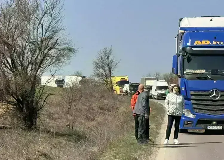 Хората излязоха на протест и спряха движението по Е79 край Краводер и след това на разклона за Крапчене
