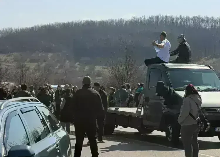 Хората излязоха на протест и спряха движението по Е79 край Краводер и след това на разклона за Крапчене