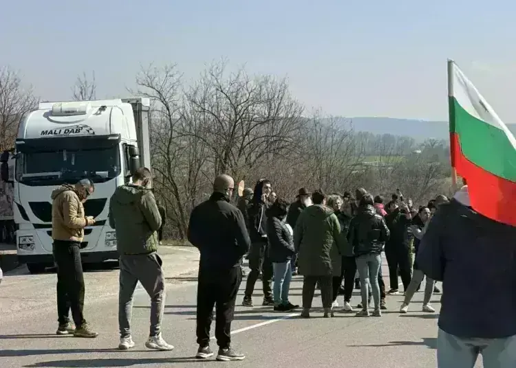 Хората излязоха на протест и спряха движението по Е79 край Краводер и след това на разклона за Крапчене