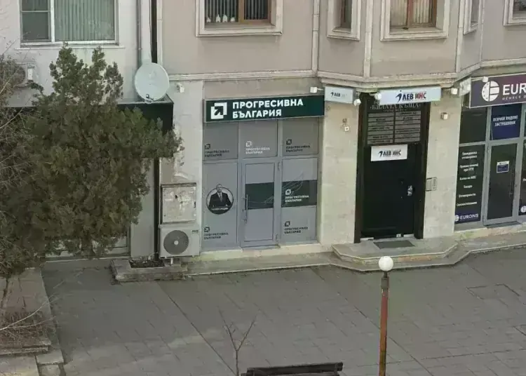 Хората излязоха на протест и спряха движението по Е79 край Краводер и след това на разклона за Крапчене