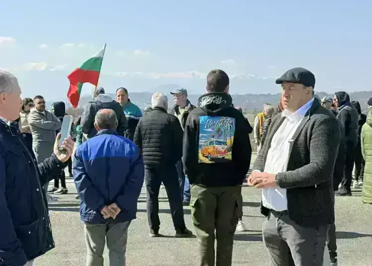 Хората излязоха на протест и спряха движението по Е79 край Краводер и след това на разклона за Крапчене