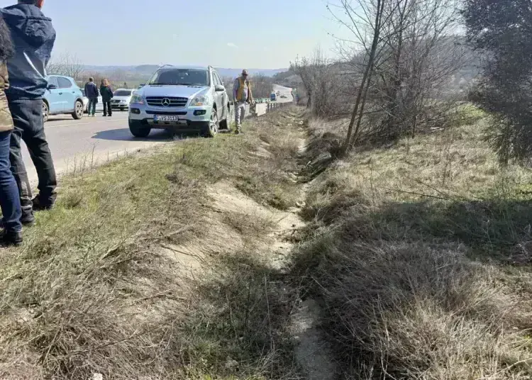 Хората излязоха на протест и спряха движението по Е79 край Краводер и след това на разклона за Крапчене