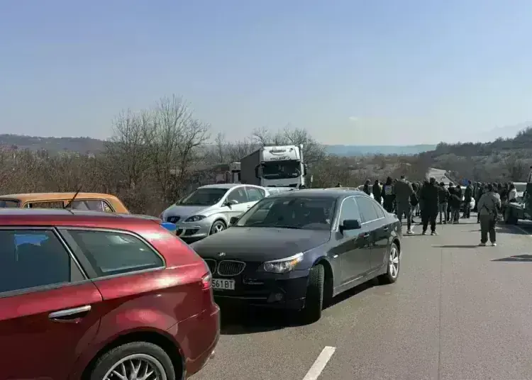 Хората излязоха на протест и спряха движението по Е79 край Краводер и след това на разклона за Крапчене