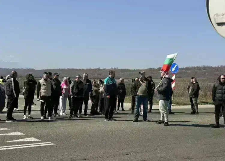 Хората излязоха на протест и спряха движението по Е79 край Краводер и след това на разклона за Крапчене