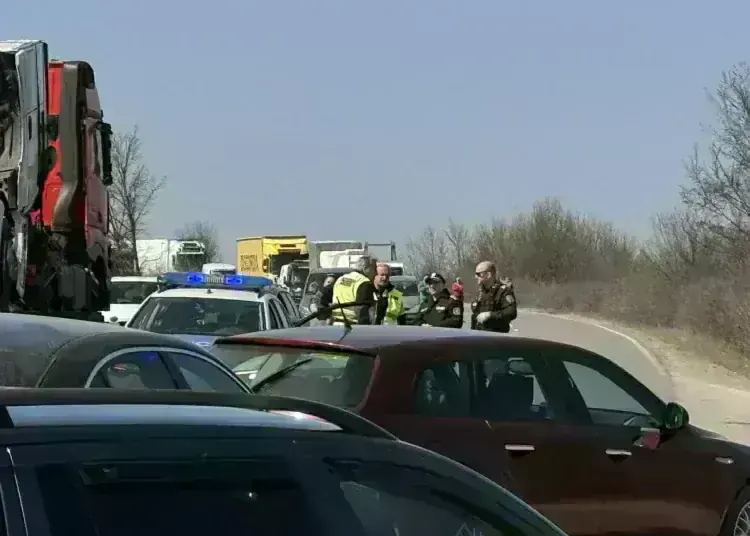 Хората излязоха на протест и спряха движението по Е79 край Краводер и след това на разклона за Крапчене
