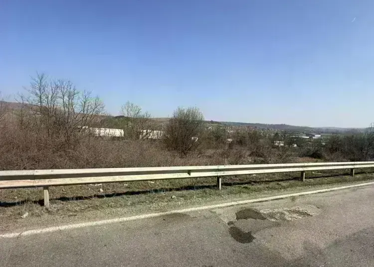Хората излязоха на протест и спряха движението по Е79 край Краводер и след това на разклона за Крапчене