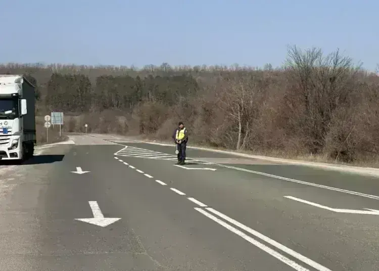 Хората излязоха на протест и спряха движението по Е79 край Краводер и след това на разклона за Крапчене