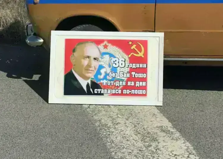 Хората излязоха на протест и спряха движението по Е79 край Краводер и след това на разклона за Крапчене