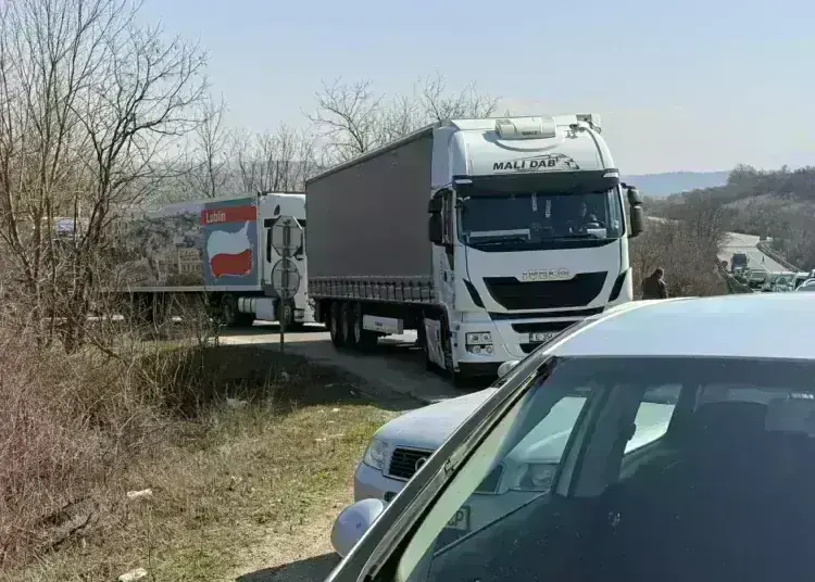 Хората излязоха на протест и спряха движението по Е79 край Краводер и след това на разклона за Крапчене