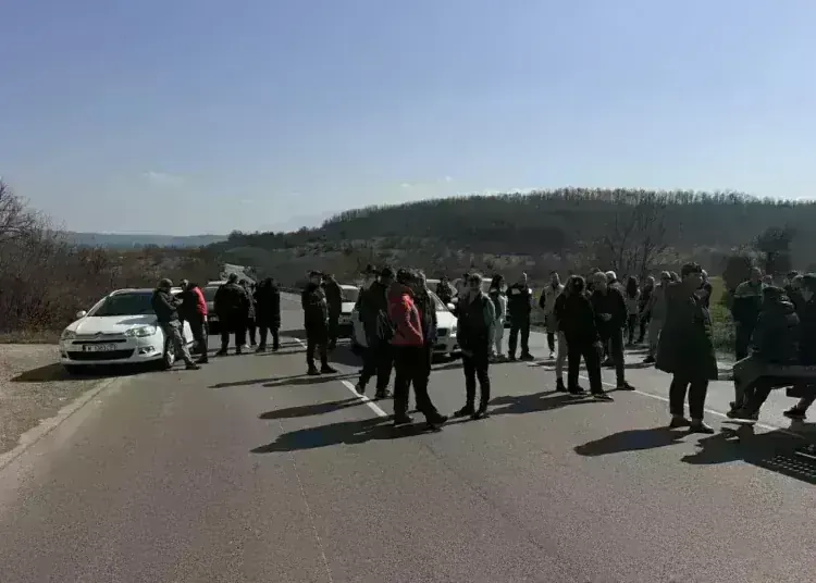 Хората излязоха на протест и спряха движението по Е79 край Краводер и след това на разклона за Крапчене