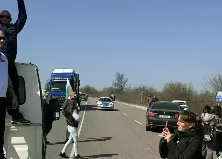 Хората излязоха на протест и спряха движението по Е79 край Краводер и след това на разклона за Крапчене