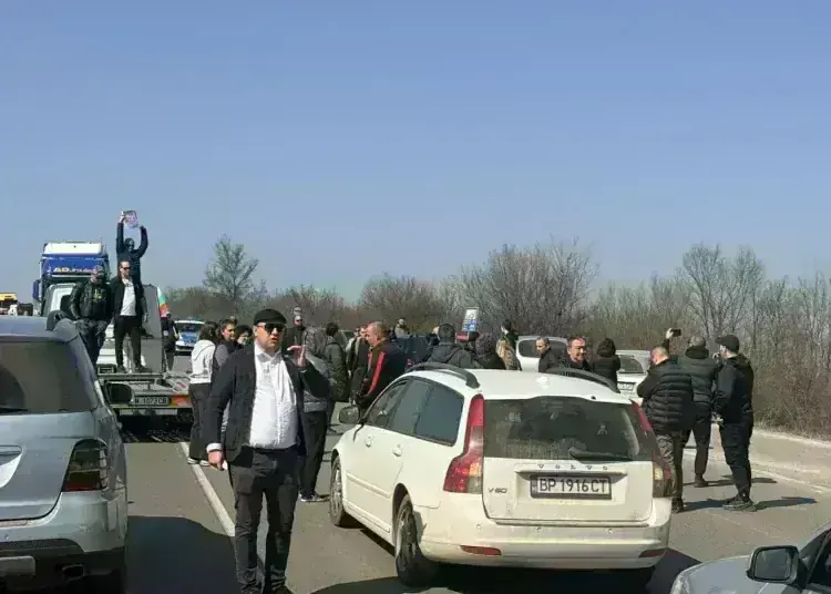 Хората излязоха на протест и спряха движението по Е79 край Краводер и след това на разклона за Крапчене