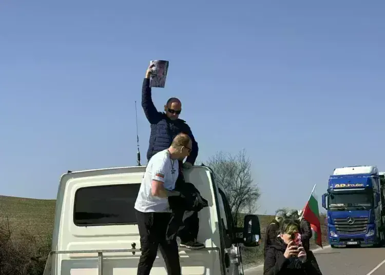 Хората излязоха на протест и спряха движението по Е79 край Краводер и след това на разклона за Крапчене