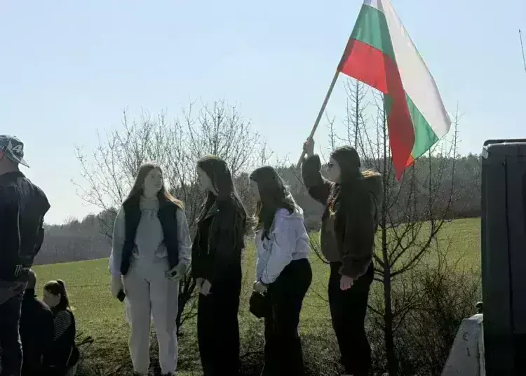 Хората излязоха на протест и спряха движението по Е79 край Краводер и след това на разклона за Крапчене
