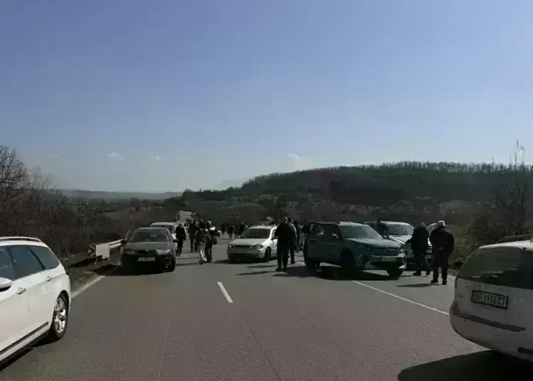 Хората излязоха на протест и спряха движението по Е79 край Краводер и след това на разклона за Крапчене