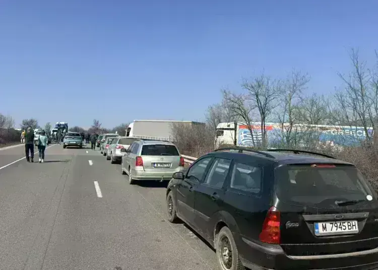 Хората излязоха на протест и спряха движението по Е79 край Краводер и след това на разклона за Крапчене