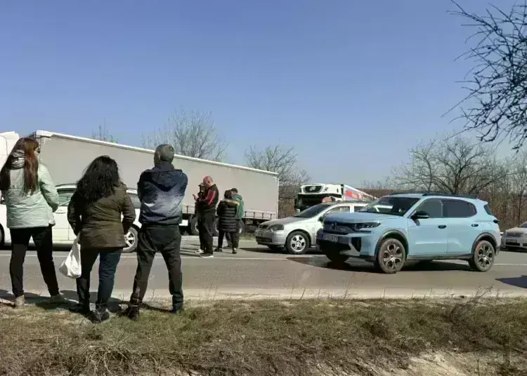 Хората излязоха на протест и спряха движението по Е79 край Краводер и след това на разклона за Крапчене