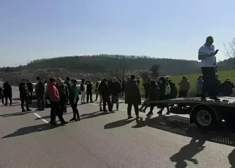 Хората излязоха на протест и спряха движението по Е79 край Краводер и след това на разклона за Крапчене