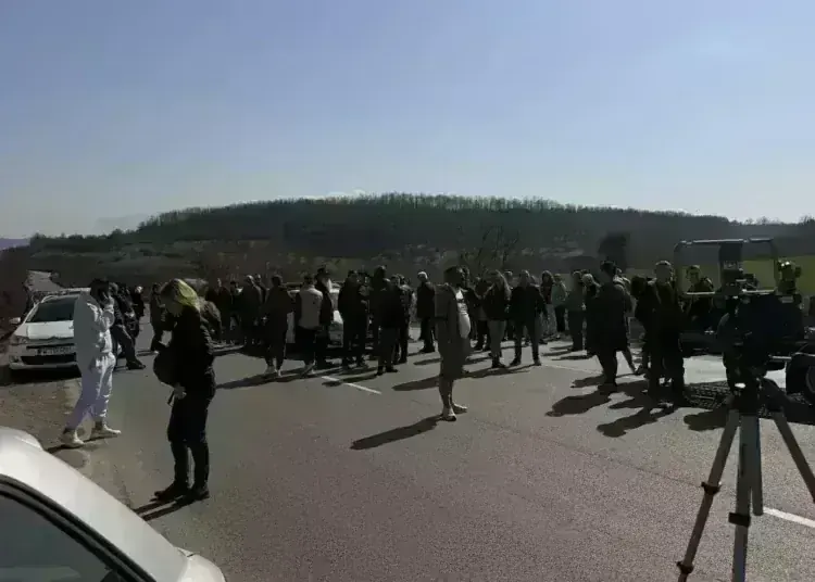 Хората излязоха на протест и спряха движението по Е79 край Краводер и след това на разклона за Крапчене