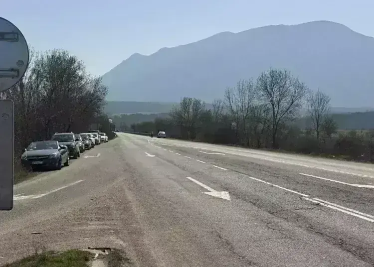 Хората излязоха на протест и спряха движението по Е79 край Краводер и след това на разклона за Крапчене