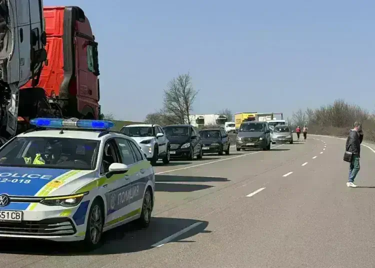 Хората излязоха на протест и спряха движението по Е79 край Краводер и след това на разклона за Крапчене