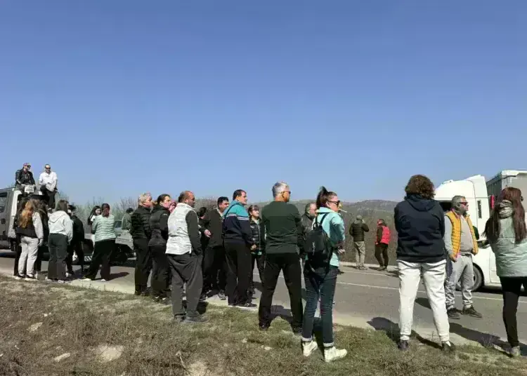 Хората излязоха на протест и спряха движението по Е79 край Краводер и след това на разклона за Крапчене