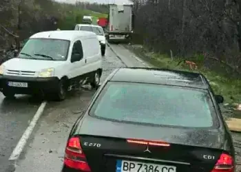 Камион излиза от пътя след „Караванки“, огромно задръстване към Монтана