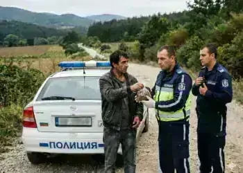 Пипнаха мъж с дрога в Монтанско, извади „чай за пушене“ пред полицаите