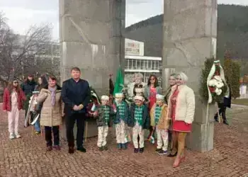 Чипровци отбеляза Националния празник на България с патриотичен рецитал /снимки/